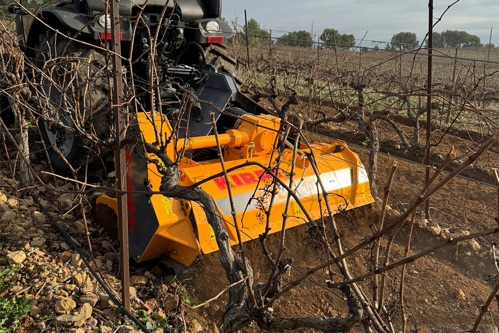 Kirpy BPL-F stone crusher in vineyards