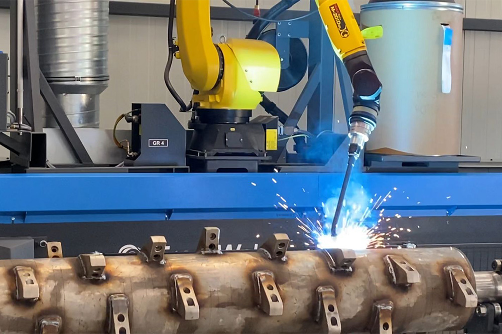 Robot for welding parts