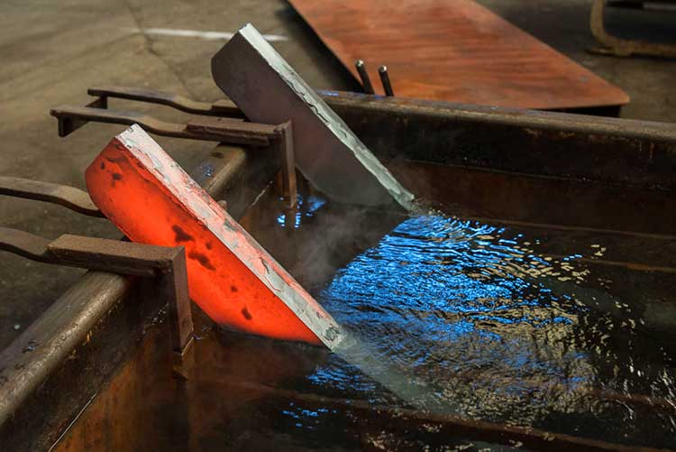 Refroidissement dans eau de pièces forgées