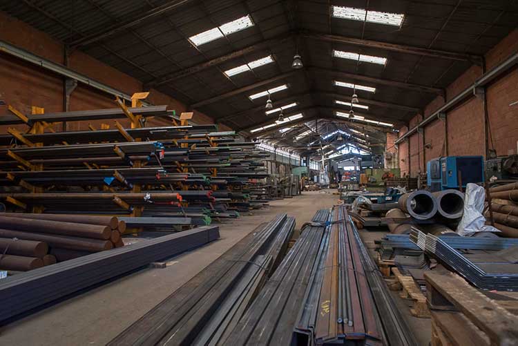 Vue d'ensemble en perspective d'un atelier avec stockage des matières premières